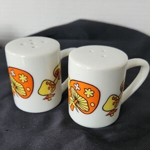 Groovy Vintage Mushroom Salt and Pepper Shakers